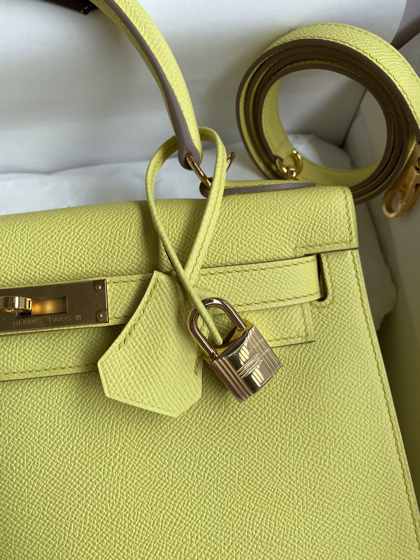 Hermes Kelly 28cm Handbag Shoulder Bag in Jaune Poussin Epsom Leather